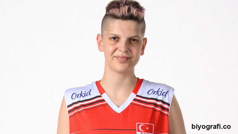 Ebrar Karakurt kimdir