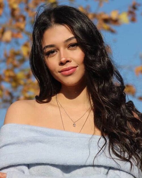 Ela Yörüklü kimdir