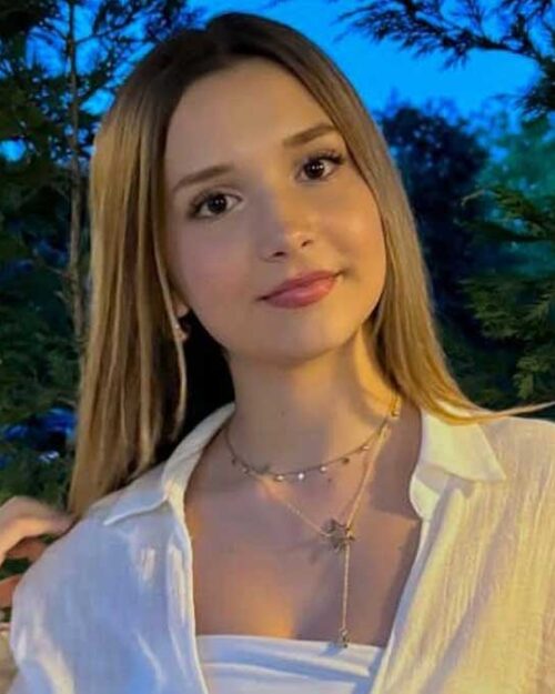 Ecrin Su Çoban kimdir