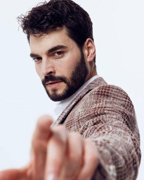 Akın Akınözü kimdir