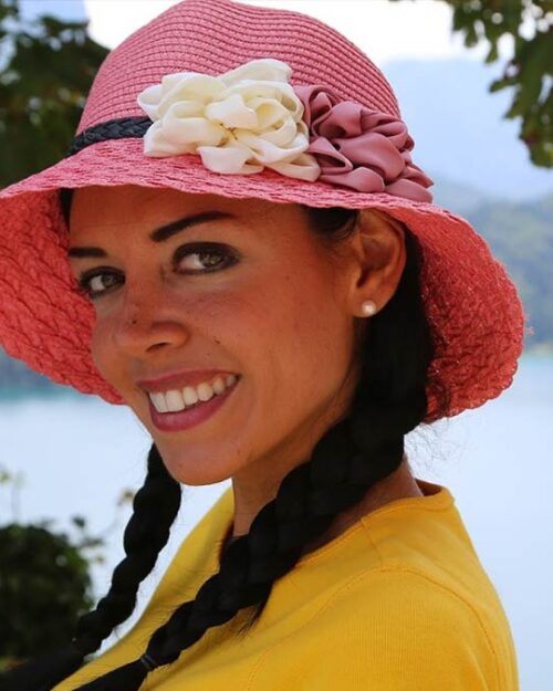 Özlem Tunca Esirgenç kimdir