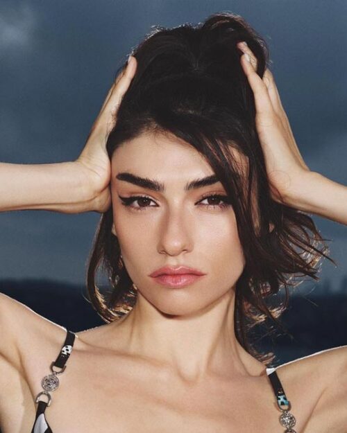 Hazar Ergüçlü kimdir