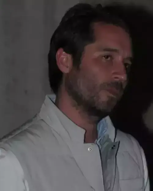 Efe Önbilgin kimdir