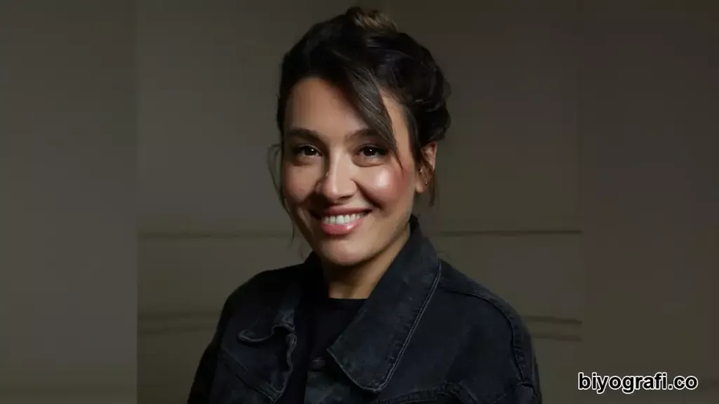 Özgün Bayraktar kimdir