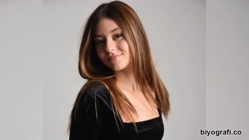 Dora Dalgıç kimdir