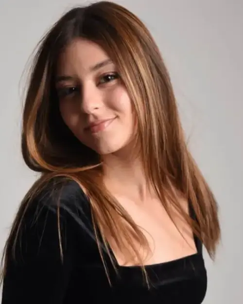 Dora Dalgıç kimdir