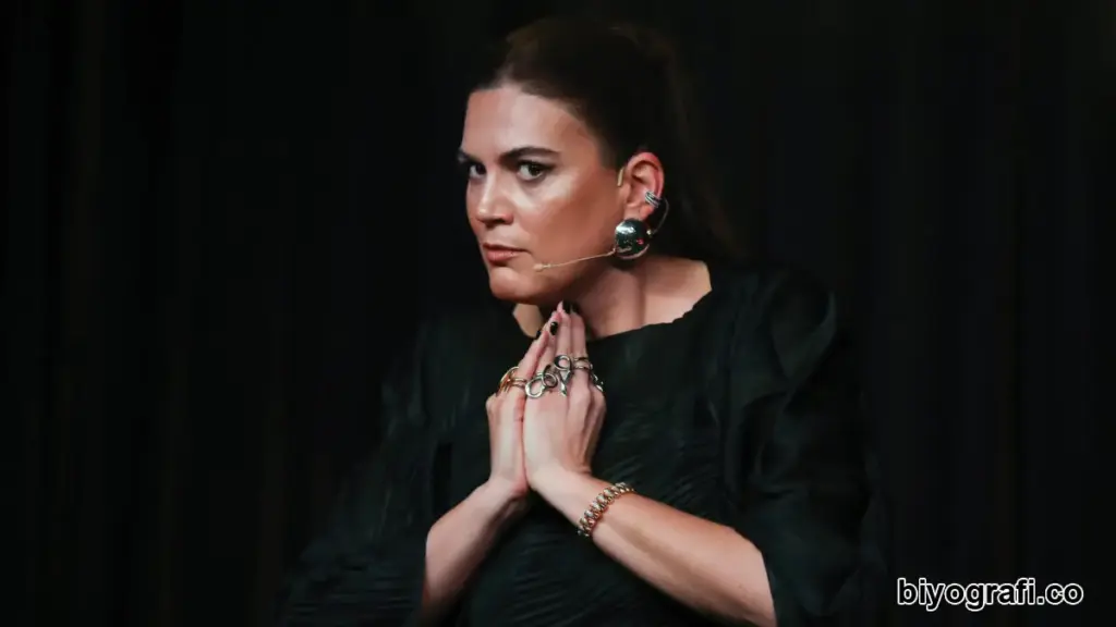 Miray Akovalıgil kimdir