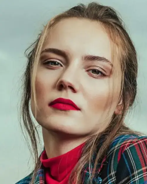 Eslem Akar kimdir