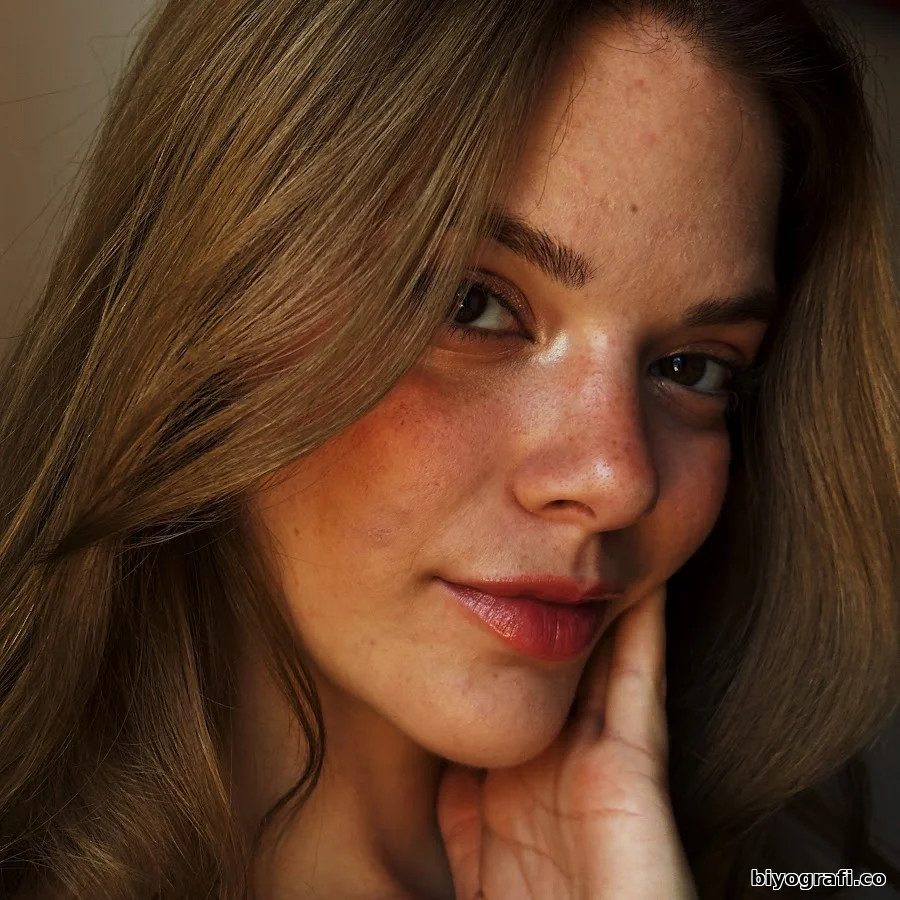 Esin Bahat Kimdir, Boyu, Kaç Yaşında, Nereli - Biyografi.co 2