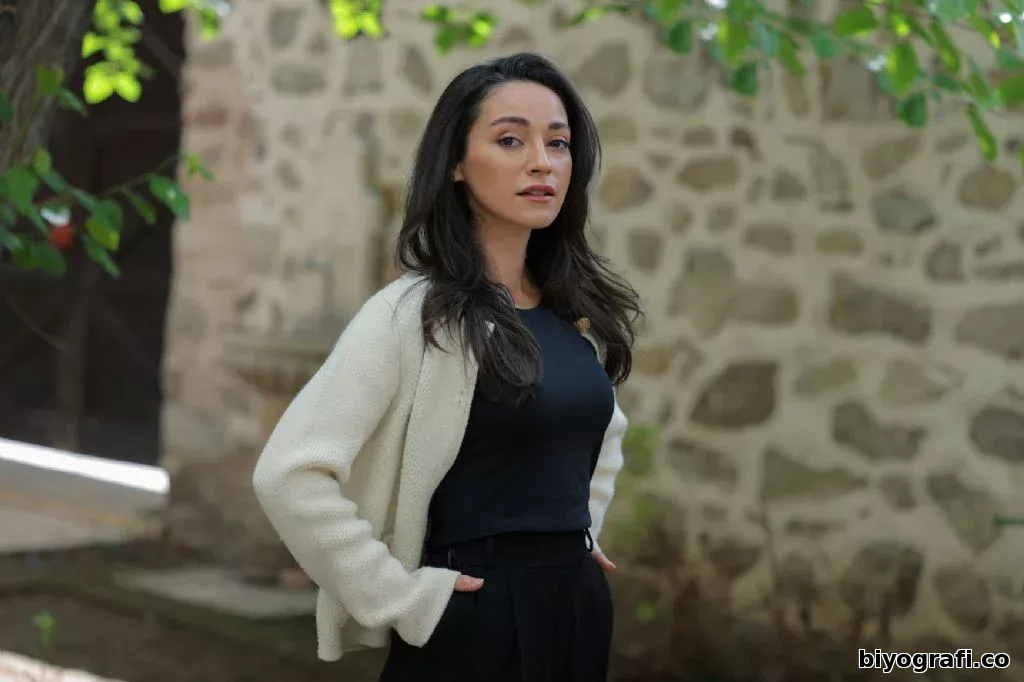 Nazlı Pınar Kaya Kimdir, Boyu, Kaç Yaşında, Nereli - Biyografi.co 1