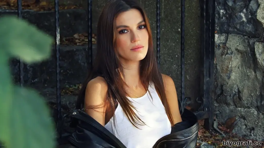 Yüsra Geyik Kimdir, Boyu, Kaç Yaşında, Nereli - Biyografi.co 2