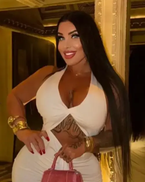 Eda Alboya (Eda Esmr) kimdir