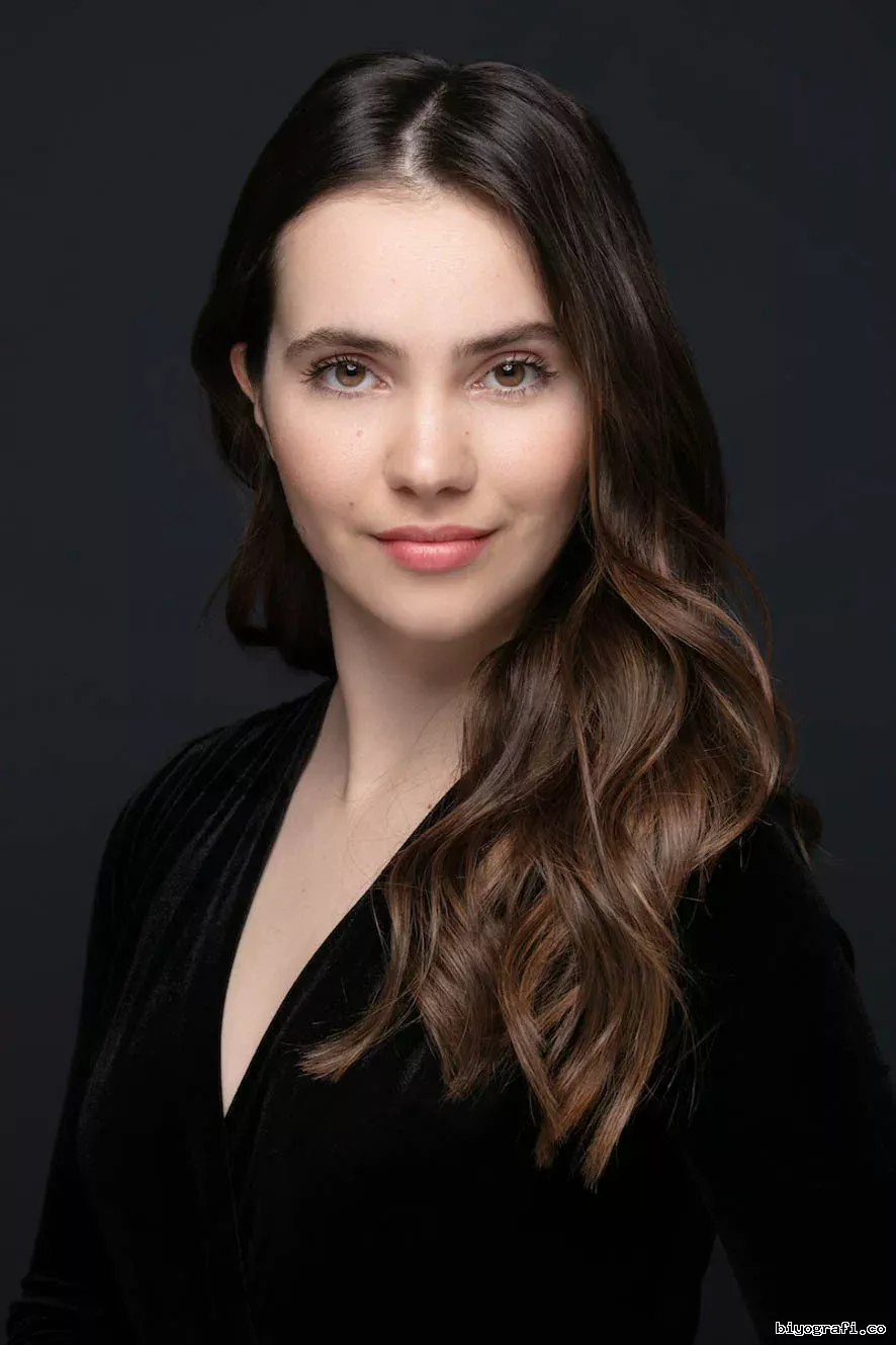 Almila Ada portre
