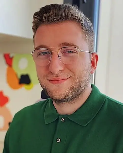 Efe Uygaç Kimdir