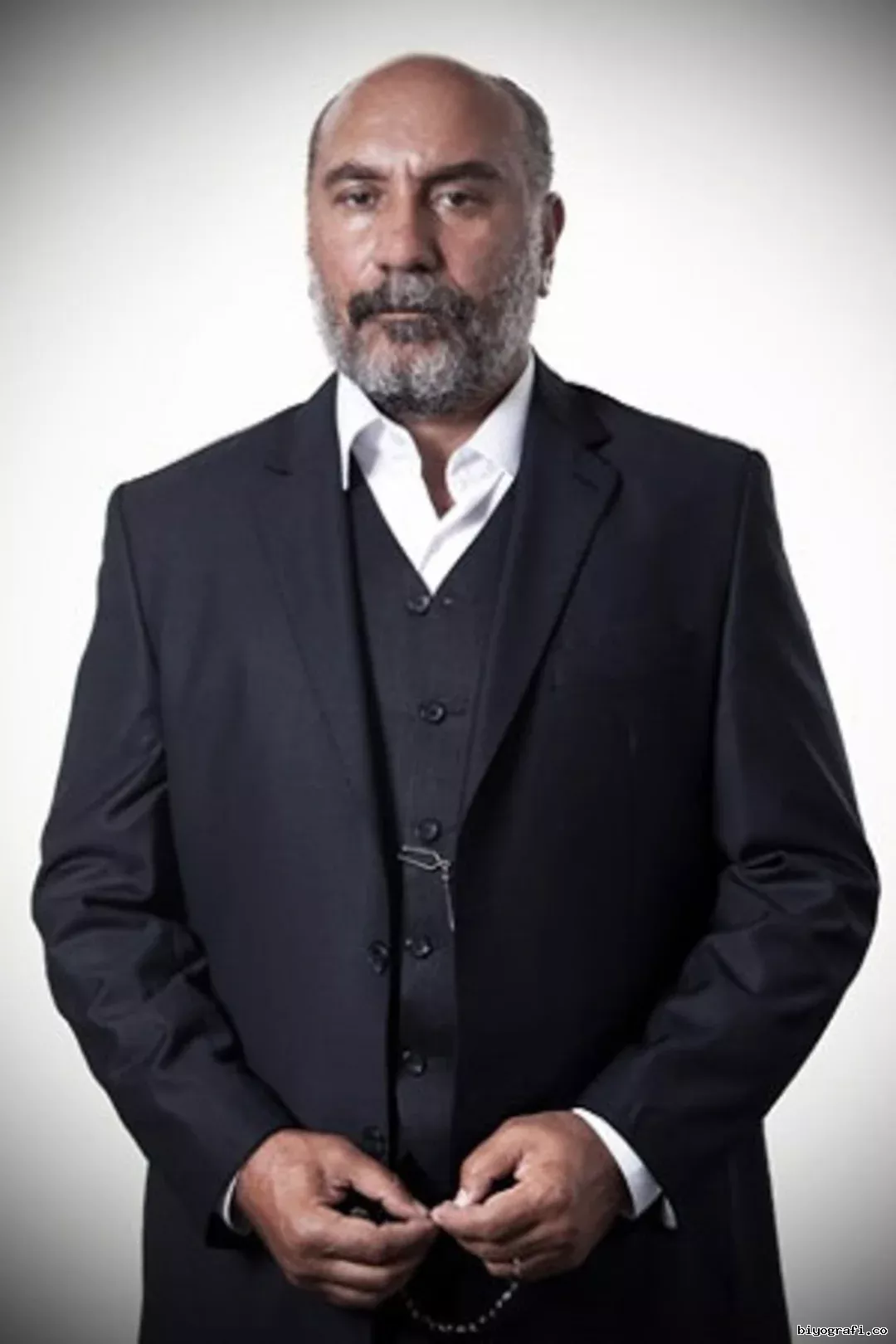 Mustafa Avkıran takım elbiseli portre