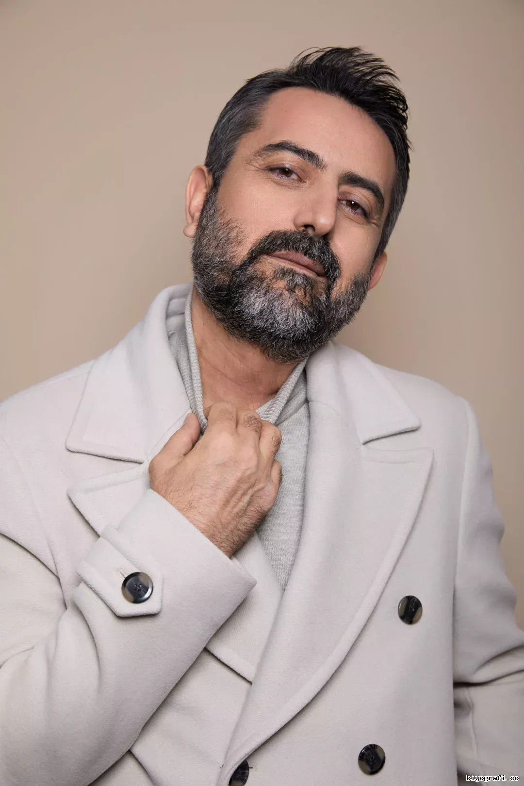 Nail Kırmızıgül yakın plan